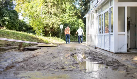 14.07.2025., Zagreb - Velika količina vode slila se s obližnjeg brda u dvorište i podrum Klinike za infektivne bolesti "Dr. Fran Mihaljević" u Rockefellerovoj ulici u Zagrebu jutros nešto iza šest sati. U međuvremenu voda je preusmjerena te nitko od pacijenata nije bio ugrožen. Pukla je cijev izvan klinike, voda se slijevala prema zgradi i potopila podrum šeste kuće te prostor garderobe. Photo: Mia Slafhauzer/PIXSELL