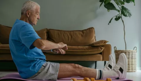 stariji čovjek vježba