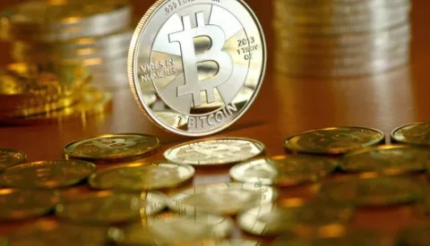 Illustration - A Bitcoin coins pictured at the coin dealer BitcoinCommodities in Berlin, Germany, 28 November 2013. When paying with bitcoin, no actual monetary exchange takes place between buyer and seller. Instead, the buyer requests an update to a public transaction log, the blockchain. Photo: Jens Kalaene | usage worldwide/DPA/PIXSELL------3 st color ekonomija