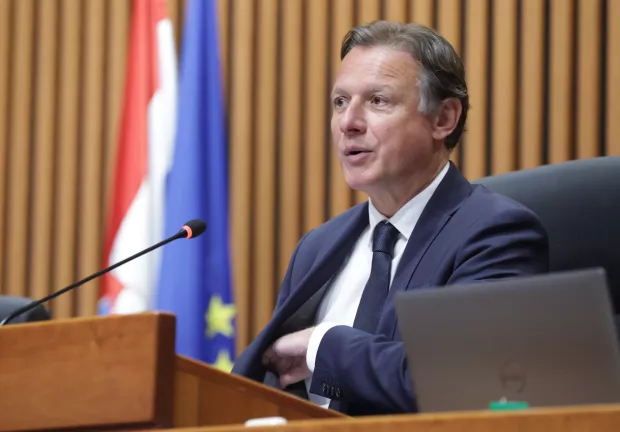 Zagreb, 22.05.2025.- Nastavak 6. sjednice Hrvatskoga sabora, koja je započela koja je započela glasovanjem o &nbsp;mirovanju mandata dvoje HDZ-ovih zastupnika, Nata&scaron;e Trami&scaron;ak i Gorana Ivanovića, zbog obna&scaron;anja dužnosti koja je nespojiva sa zastupničkom, te o novim zastupnicima Ivi Zeliću i Stipanu &Scaron;a&scaron;linu. Na fotografiji Gordan Jandroković.foto HINA/ Admir BULJUBA&Scaron;IĆ/ abu