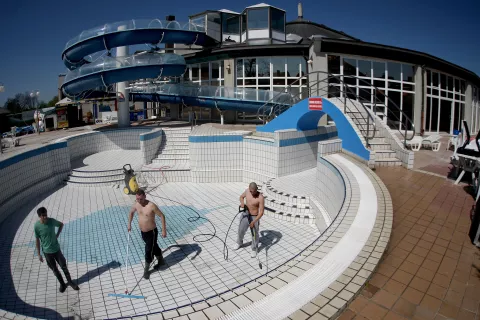 snimila Davor KIBEL,Osijek, 24.04.2013. Gradski bazeni, čišćenje bazena, popravci