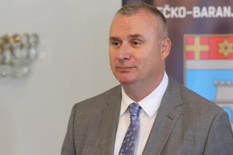 Osijek, 14. 07. 2025, Trg Ante Starčevća. Županica Nataša Tramišak i predsjednik Uprave HBOR-a, Hvroje Čuvalo, sastali su se i dali izjave.snimio GOJKO MITIĆ