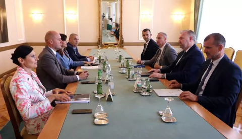 Osijek, 14. 07. 2025, Trg Ante Starčevća. Županica Nataša Tramišak i predsjednik Uprave HBOR-a, Hvroje Čuvalo, sastali su se i dali izjave.snimio GOJKO MITIĆ