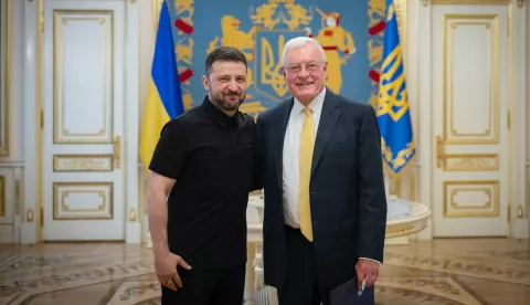 KIJEV, 14. srpnja 2025. (Hina/Reuters) - Ukrajinski predsjednik Volodimir Zelenskij razgovarao je u ponedjeljak u Kijevu s posebnim američkim izaslanikom za Ukrajinu Keithom Kelloggom o jačanju ukrajinske protuzračne obrane i kupnji oružja uz europsku pomoć.