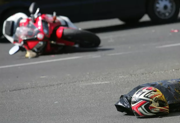Zagreb, 16.7.2013.- U prometnoj nesreći koja se dogodila jutros na Črnomercu poginuo je motociklist, doznaje se iz zagrebačke policije. U nesreći koja se dogodila u 8,47 sati na krianju Ilice i Ulice Gjure Szabe sudarili su se autobus i motocikl. Nakon dolaska Hitne medicinske pomoći na mjesto nesreće liječnik je konstatirao smrt motociklista. Policija obavlja očevid, a promet na tom mjestu odvija se jednim prometnim trakom.foto FaH/ Lana SLIVAR DOMINIĆ/ ua