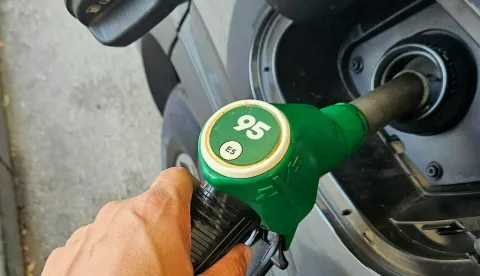 Rijeka, 12. 07. 2024. Benzin, tankanje auta, benzinska pumpa, ina, cijena, cijene benzina, dizel, poskupljenje, litra, snimio vedran karuzaID:	9619775Keywords:	Benzin, tankanje auta, benzinska pumpa, ina, cijena, cijene benzina, dizel, poskupljenje, litra,