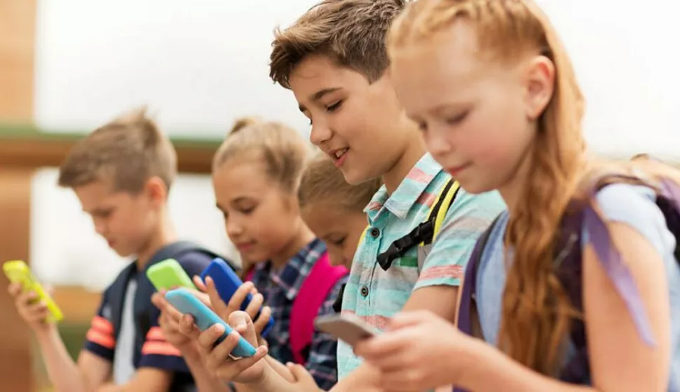 Ilustracija - djeca i mobiteli - uz temu