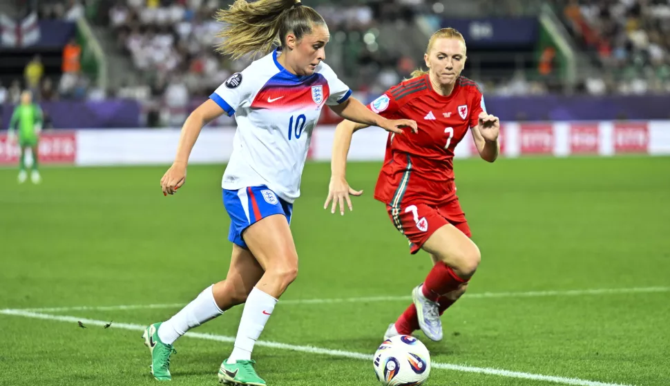 epa12236307 England's Ella Toone (L) in action against Wales' Ceri Holland during the UEFA Women's EURO 2025 Group D soccer match between England and Wales in St. Gallen, Switzerland, 13 July 2025. EPA/GIAN EHRENZELLER EDITORIAL USE ONLY