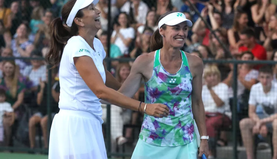 Osijek, 14. 07. 2025, Velika 4 Osijek. Otvorenje 4. javnog teniskog terena u OŠ Retfala, revijalni tensiki meč Donna Vekić vs Mary Pierce. Te ksnije i revijlni susreti Mrtine Hiigins protiv Donne Vekić, te igre parova.. Mrion Bartoli, Martina Higins, Iva Majoli, Mary Pierce, Donna Vekić i malda osječka tenisačica Nera Skender igrale su na terenima u Perivoju kralja Tomislava.snimio GOJKO MITIĆ