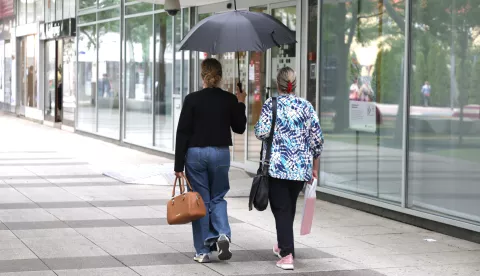 Osijek, 09. 07. 2025., slobodnjak, slobodnjaci, kiša, kišobran, promjena vremena, šetnja po kišiSNIMIO BRUNO JOBST