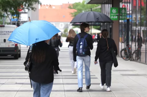 Osijek, 09. 07. 2025., slobodnjak, slobodnjaci, kiša, kišobran, promjena vremena, šetnja po kišiSNIMIO BRUNO JOBST