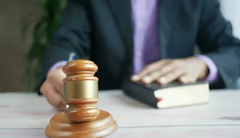 sud sudac sudnica sudački čekić