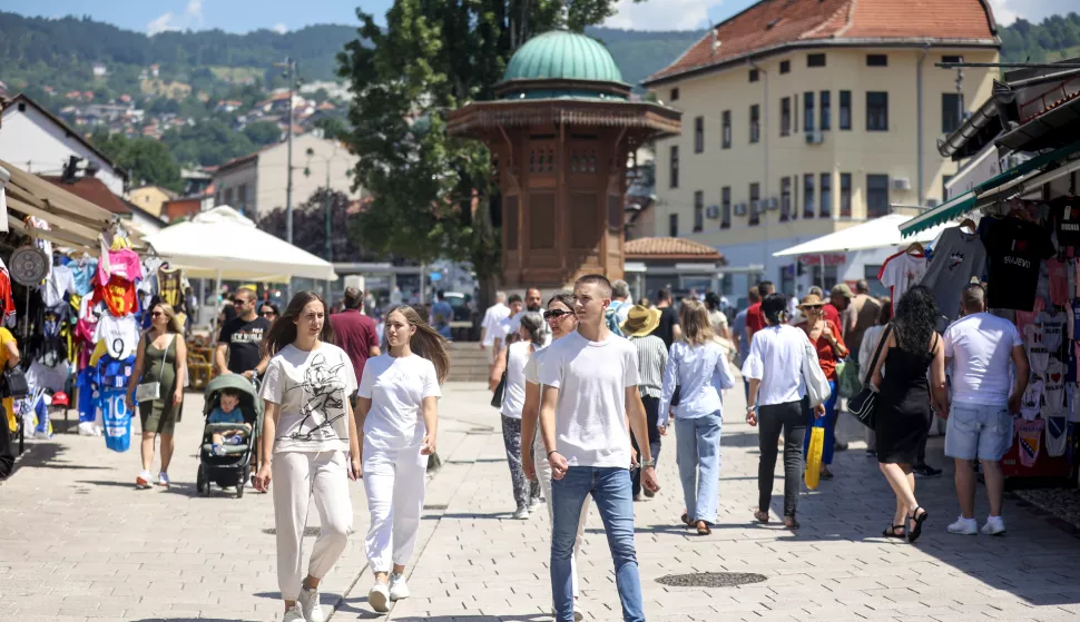 18.06.2024., Sarajevo, Bosna i Hercegovina - Temperature od preko 30 stupnjeva ne zaustavljaju grupe turistia u obilasku Sarajeva. Photo: Armin Durgut/PIXSELL