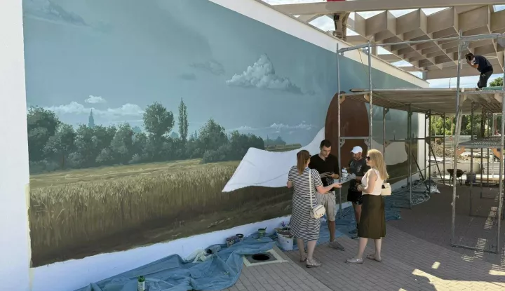 Pri kraju oslikavanje murala na zidu novog Trga Vinkovačkih jesen