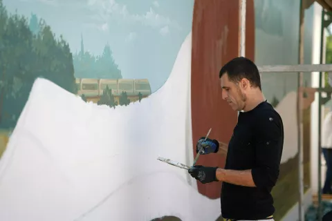 Pri kraju oslikavanje murala na zidu novog Trga Vinkovačkih jesen