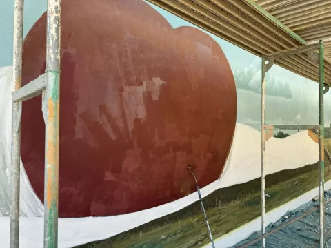 Pri kraju oslikavanje murala na zidu novog Trga Vinkovačkih jesen