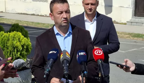 Vukovar, 11.07.2025. - Gradonačelnik Grada Vukovara Marijan Pavliček održao je konferenciju za medije na temu kupovine glasova uoči drugog kruga lokalnih izbora u Vukovaru. Na fotografiji Marijan Pavliček, Filip Sušac. foto HINA/ Željko DRAŽENOVIĆ/ tm