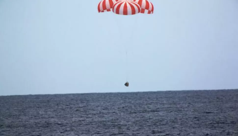 epa05300900 A handout image mare available by SpaceX on 12 May 2015 shows the Dragon spacecraft splashing down at an unspecified location in the Pacific Ocean, 11 May 2016. It completed the Commercial Resupply Services 8 (CRS 8) mission having delivered nearly 3.5 tons of cargo and returned more than 1.6 tons of cargo. According to SpaceX, Dragon is the only operational spacecraft capable of both delivering and returning significant amounts of cargo to and from the International Space Station (ISS). EPA/SPACEX/HANDOUT HANDOUT