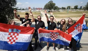 Zagreb, 05.07.2025 - Stotine ljudi stiže na Bundek na koncert Marka Perkovića Thompsona. Na slici posjetitelji na mostu Slobode hodaju prema Bundeku.foto HINA/ Damir SENČAR/ ds