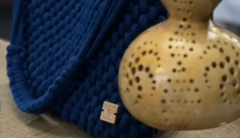 Udruga PLANTaža najavljuje kreativnu radionicu makramea koja će se održati u subotu, 19.srpnja 2025., u prostoru udruge (Vukovarska 3) od 17:00 do 19:30 sati. Radionica jenamijenjena svima koji žele svladati nove vještine, upoznati bogatu tradiciju makrame tehnike iokušati se u stvaranju originalnih ukrasa za dom. Sudjelovanje je otvoreno za sve zainteresirane,a najvažnije je ponijeti dobru volju. Organizatori jamče ugodnu, opuštenu atmosferu i obiljekreativne energije, a svi materijali bit će osigurani.Program radionice vodit će Kristina Tokić, mlada umjetnica i vlasnica obrta M E T A N O i A.Kroz stručno vodstvo, polaznici će imati priliku izraditi jedinstveni zidni ukras koristeći prirodnematerijale – konop, školjke, drvene perlice, češere, grane i kamenčiće. Naglasak radionice bit ćena spoju tradicionalnih elemenata i suvremene primjene, uz poticanje kreativnosti, strpljivosti ipreciznosti.Cilj ove radionice je približiti osnove makrame pletenja te inspirirati sudionike da ujednostavnim prirodnim predmetima prepoznaju priliku za stvaranje malih umjetničkih djela. Svimaterijali su prirodnog podrijetla, a polaznici će imati slobodu kombiniranja i oblikovanja premavlastitoj ideji.O voditeljici radionice:Kristina Tokić, magistra umjetnosti, diplomirala je kostimografiju za kazalište, film imultimediju na Akademiji za umjetnost i kulturu u Osijeku. Dio studija provela je na prestižnomInstitute of Art Design + Technology u Irskoj, gdje je sudjelovala na međunarodnim projektimau području kostimografije. U svom profesionalnom iskustvu bilježi četiri veća kostimografskaprojekta za kazalište i film, suradnje s televizijskim produkcijama, kao i vođenje brojnihkreativnih radionica za djecu i odrasle.Njezin rad karakteriziraju preciznost, strpljenje i predanost kreativnom izražavanju, a kroz obrtM E T A N O i A nastoji inspirirati druge da otkriju radost stvaranja.Udruga PLANTažaSavska 84,31000 OsijekOIB: 80192318132www.udrugaplantaza.hrZa sudjelovanje na radionici potrebno je ispuniti prijavnicu koja se nalazi na na Facebookstranici Udruge PLANTaža. Za sva dodatna pitanja slobodno se obratite putem društvenih mrežaudruge.Ugodan dan,Darija Walter,Predsjednica Udruge PLANTaža