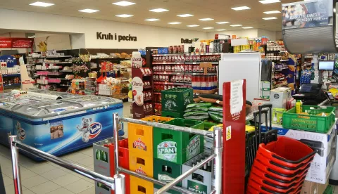 Karlovac, 31.01. 2025. - Danas, drugog jednodnevnog bojkota trgovina i ostalih subjekata koji naplaćuju svoju robu ili usluge, u Karlovcu je bila šarolika slika. Kod nekih, poput Kauflanda, nije bila pustoš, iako ipak manje kupaca nego inače petkom, dok je kod drugih očit bio pad broja kupaca. Na Tržnici je bilo kupaca, čemu treba dodati i brojne "štandere" uz Tržnicu. foto HINA/ Mladen VOLARIĆ/ mv