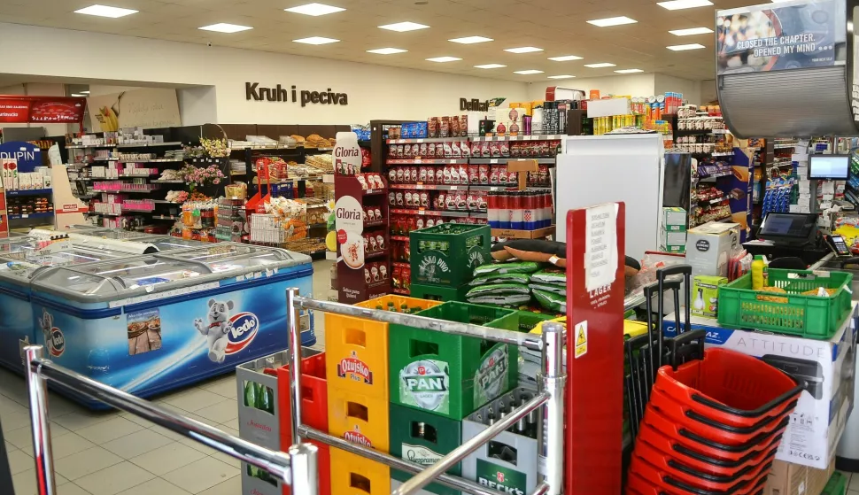 Karlovac, 31.01. 2025. - Danas, drugog jednodnevnog bojkota trgovina i ostalih subjekata koji naplaćuju svoju robu ili usluge, u Karlovcu je bila šarolika slika. Kod nekih, poput Kauflanda, nije bila pustoš, iako ipak manje kupaca nego inače petkom, dok je kod drugih očit bio pad broja kupaca. Na Tržnici je bilo kupaca, čemu treba dodati i brojne "štandere" uz Tržnicu. foto HINA/ Mladen VOLARIĆ/ mv