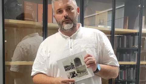 VINKOVCIU sklopu obilježavanja Dana grada Vinkovaca, u petak, 18. srpnja, u 18 sati u Gradskoj knjižnici i čitaonici bit će predstavljena najnovija knjiga Tihomira Marojevića o povijesti Vinkovaca, "VK priče". Tihomir Marojević knjižničar je, voditelj Znanstvenog odjela vinkovačke Knjižnice, a i predsjednik je Povijesnog i športskog društva Hrvatski sokol.srpanj 2025.