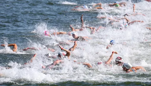 epa12240407 Athletes compete in the Women's 10km Open Water finals at the World Aquatics Championships Singapore 2025 in Singapore, 16 July 2025. EPA/FAZRY ISMAIL