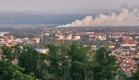 SLAVONSKI BROD - Požar koji je izbio na deponiju u Bosanskom Brodu u petak je ozbiljno ugrozio Slavonski Brod i okolne općine4. 7. 2025.