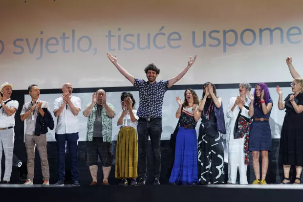 Dokumentarni film Fiume o morte! Igora Bezinovića nagrađen je sa čak &scaron;est Zlatnih Arena na netom zavr&scaron;enoj dodjeli nagrada natjecateljskog programa 72. Pulskog filmskog festivala. Ocjenjivački žiri Glavnog natjecateljskog programa u sastavu Silvestar Kolbas, Tomislav Pavlic, Tihana Lazović, Janko Popović Volarić, Jelena Paljan spomenutom su filmu dodijelili Zlatne arene za režiju, produkciju, casting, scenografiju, kostimografiju i masku. Pored spomenutih Zlatnih Arena, Igoru Bezinoviću i filmu Fiume o morte! dodijeljena je i godi&scaron;nja nagrada Vedran &Scaron;amanović.