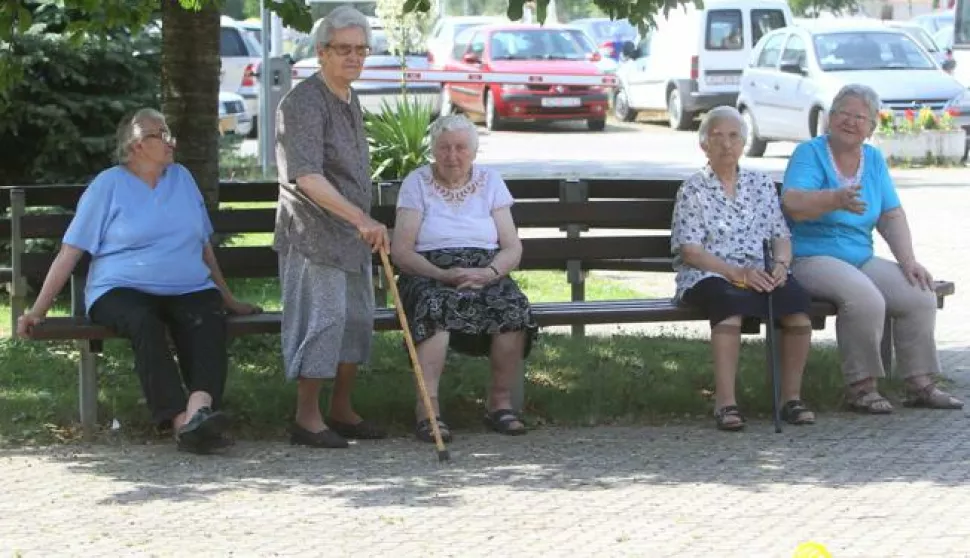 12.06.2014., Koprivnica - Umirovljenici iz Doma za starije i nemocne osobe Koprivnica uz druzenje uzivaju u lijepom vremenu.Photo: Marijan Susenj/PIXSELL------četiri stupca novosti
