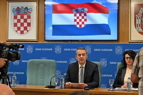 Vukovar, 18.06.2025. - U Gradskoj vijećnici Grada Vukovara održana je konstituirajuća sjednica Gradskog vijeća Grada Vukovara. Na točki 3. Izbor odbora za izbor i imenovanja, sjednica se zbog protokolarnih razloga nije mogla nastaviti i rad je prekinut. Na fotografiji Goran Bendra.foto HINA/Gordan Panić