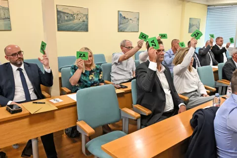 Vukovar, 17.07.2025. - U Gradskoj vijećnici Grada Vukovara održana je 2. konstituirajuća sjednica Gradskog vijeća Grada Vukovara. Sa 12 za i 6 suzdržanih izabran je za predsjednika Gradskog vijeća Ivan Bendra, te je Gradsko vijeće konstituirano. foto HINA/ Gordan Panić/ tm