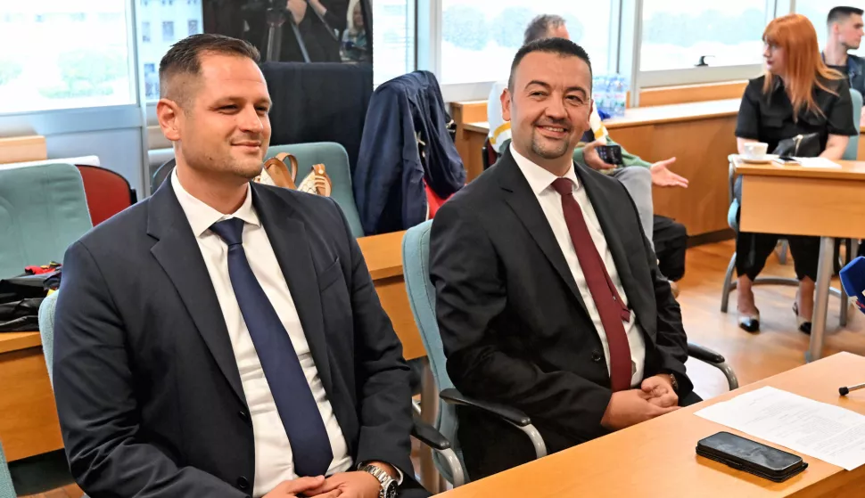 Vukovar, 17.07.2025. - U Gradskoj vijećnici Grada Vukovara održana je 2. konstituirajuća sjednica Gradskog vijeća Grada Vukovara. Sa 12 za i 6 suzdržanih izabran je za predsjednika Gradskog vijeća Ivan Bendra, te je Gradsko vijeće konstituirano. Na fotografiji Filip Sušac i Marijan Pavlićek. foto HINA/ Gordan Panić/ tm