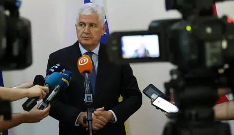 Mostar, 20.6.2025.- Predsjednik Hrvatskog narodnog sabora BiH Dragan ?ovi? izjavio je nakon 18. sjednice Predsjedni?tva Hrvatskog narodnog sabora Bosne i Hercegovine (HNS BiH) kako nema ustavnih mogu?nosti rekonstruirati Vije?e ministara BiH te zemlje, ali je pozvao vladaju?e stranke da makar otko?e europski put usvajanjem dvaju zakona u dr?avnom Parlamentu. Foto HINA/ FENA/Obrdalj Mario/ ua