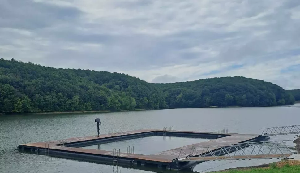 DRENJE/BOROVIKIako je prethodna općinska vlast u prošlom mandatu najavljivala da će pontonski bazen na akumulaciji Borovik biti stavljen u funkciju početkom lipnja, to se ipak nije dogodiilosrpanj 2025.