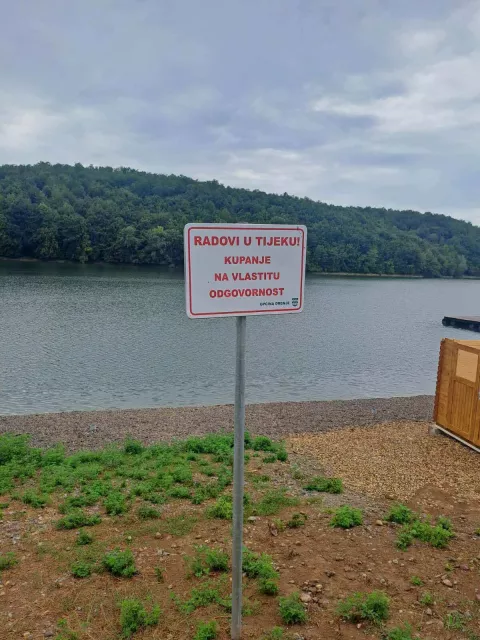 DRENJE/BOROVIKIako je prethodna općinska vlast u prošlom mandatu najavljivala da će pontonski bazen na akumulaciji Borovik biti stavljen u funkciju početkom lipnja, to se ipak nije dogodiilosrpanj 2025.