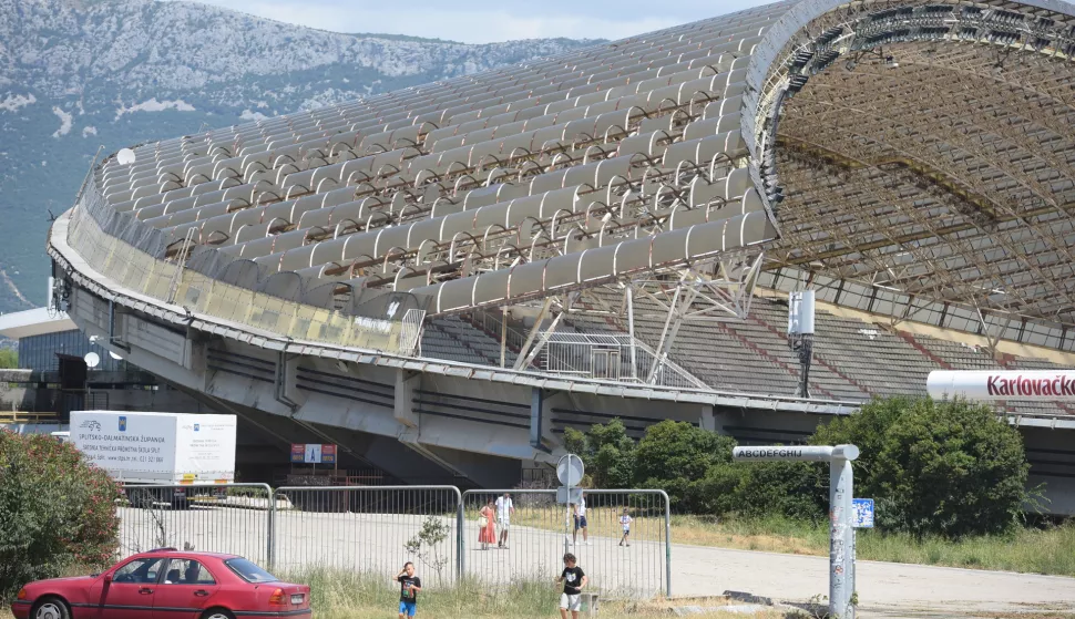 Split - 8.07.2025.- Ulica 7 Kaštela u Splint nakon nevremena.Na slici oštećen krov sradiona. foto HINA/ Mario STRMOTIĆ/ms 