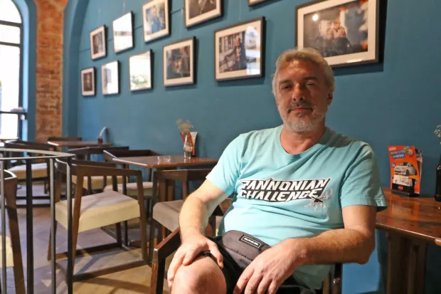 Osijek 16. 07. 2025, Kafić Grejp. Izložba portreta Osječana autora Samira Kurtagića, otvorenje je bilo vrlo neformalno.snimio GOJKO MIITĆ