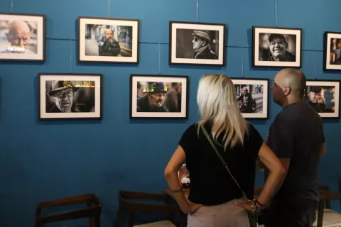 Osijek 16. 07. 2025, Kafić Grejp. Izložba portreta Osječana autora Samira Kurtagića, otvorenje je bilo vrlo neformalno.snimio GOJKO MIITĆ