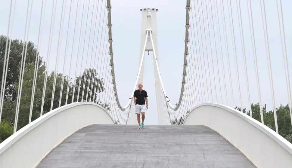 Osijek, 16. 07. 2025., slobodnjak, slobodnjaci, šetač; šetnja; most; usamljeni šetač; rekreacija; pješački mostSNIMIO BRUNO JOBST