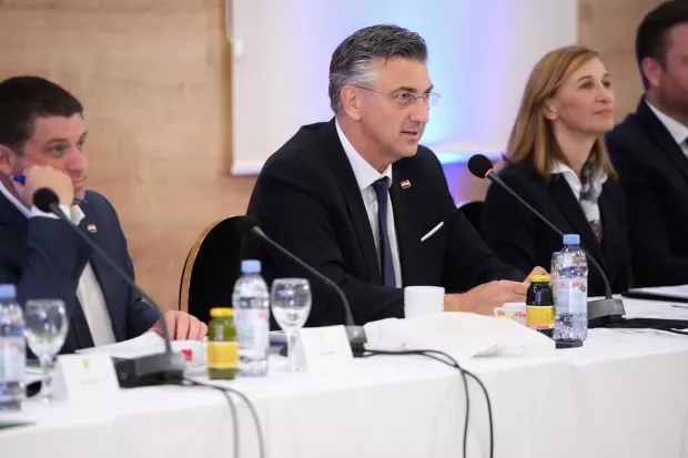 Slatina, 17.07.2025. - Premijer Andrej Plenković na 19. sjednici Savjeta za Slavoniju, Baranju i Srijem, na kojoj su se predstavila ključna ulaganja u održivi razvoj, poljoprivredu, vodno gospodarstvo, gospodarenje komunalnim otpadom te ulaganja iz područja socijalne politike. Na fotografiji Andrej Plenković. foto HINA/ tm