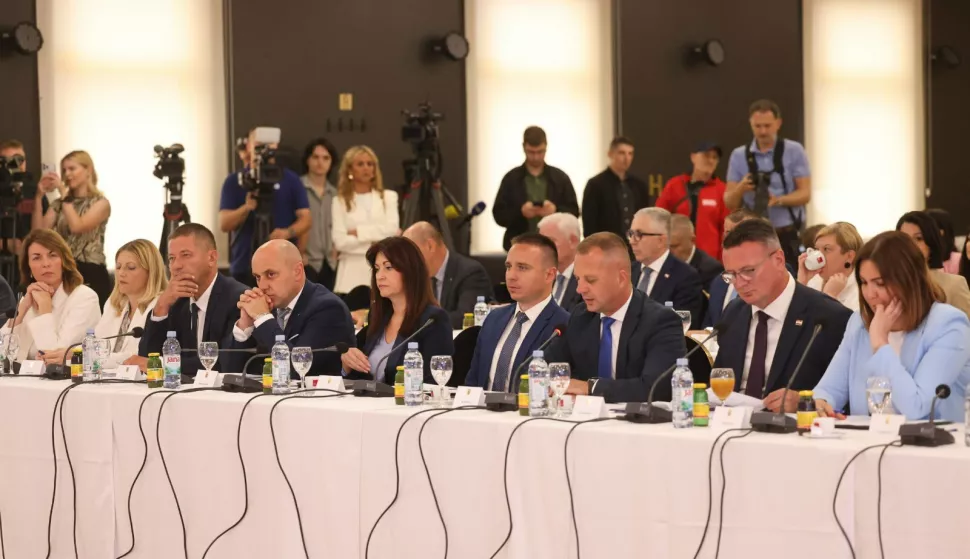 Slatina, 17.07.2025. - Premijer Andrej Plenković na 19. sjednici Savjeta za Slavoniju, Baranju i Srijem, na kojoj su se predstavila ključna ulaganja u održivi razvoj, poljoprivredu, vodno gospodarstvo, gospodarenje komunalnim otpadom te ulaganja iz područja socijalne politike. foto HINA/ tm