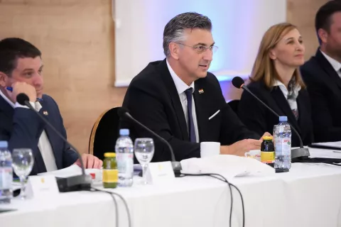 Slatina, 17.07.2025. - Premijer Andrej Plenković na 19. sjednici Savjeta za Slavoniju, Baranju i Srijem, na kojoj su se predstavila ključna ulaganja u održivi razvoj, poljoprivredu, vodno gospodarstvo, gospodarenje komunalnim otpadom te ulaganja iz područja socijalne politike. Na fotografiji Andrej Plenković. foto HINA/ tm