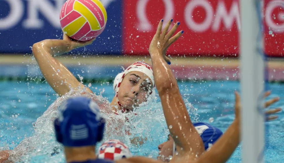 epa12235071 Iva Rozic of Croatia in action during the women's water polo match between Greece and Croatia at the World Aquatics Championships Singapore 2025 in Singapore, 13 July 2025. EPA/SIMON LIM