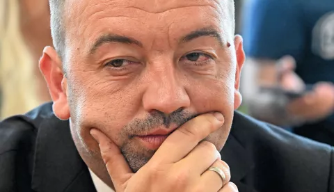 Vukovar, 18.06.2025. - U Gradskoj vijećnici Grada Vukovara održana je konstituirajuća sjednica Gradskog vijeća Grada Vukovara. Na točki 3. Izbor odbora za izbor i imenovanja, sjednica se zbog protokolarnih razloga nije mogla nastaviti i rad je prekinut. Na fotografiji Marijan Pavlićek.foto HINA/Gordan Panić