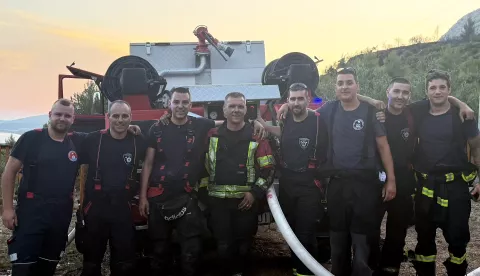 SPLIT, 17. srpnja 2025. (Hina) - Lokaliziran je požar koji je u srijedu izbio na području Kaštel Sućurca zapadno od Splita, no nije i ugašen te će i večeras vatrogasci dežurati na požarištu od 35 hektara izgorjele uglavnom trave i niskog raslinja, izvijestili su u četvrtak iz Županijskog vatrogasnog operativnog centra Split.