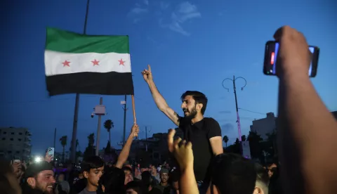 epa12242055 Syrians demonstrate to denounce the Israeli airstrikes and reject armed outlaw militias in Idlib, Syria, 16 July 2025. The Israel Defence Forces confirmed the strike on the Syrian Ministry of Defence building, which houses the military's General Staff Headquarters. EPA/MOHAMMED AL RIFAI