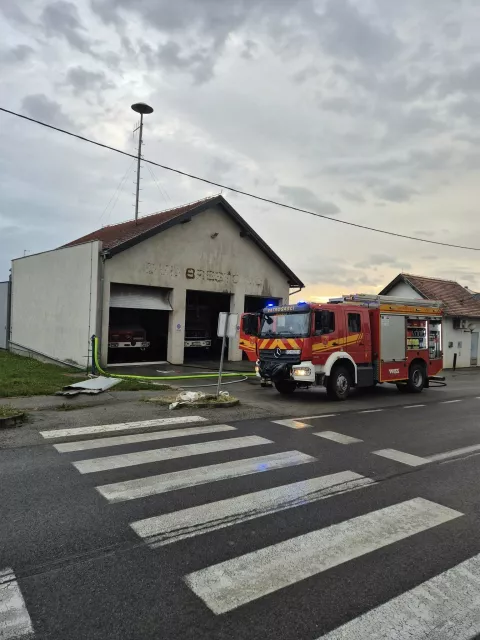 Pripadnici JVP Grada Požege gasili požar u vatrogasnom domu DVD Brestovac