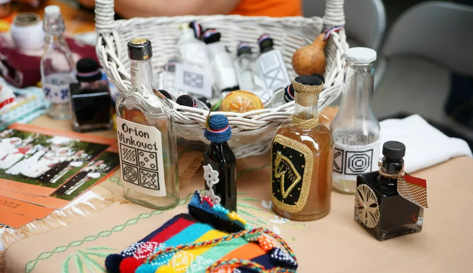 VINKOVCIU povodu Dana grada Vinkovaca u parku na Trgu bana Šokčevića, ispred Gradskog muzeja, započela je radionica ručnih radova u organizaciji Etnoudruge "Vrijedne ruke", koju vodi Željka Renić. srpanj 2025.